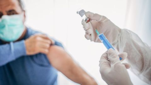 La Universidad de Oxford tiene una de las vacunas contra la covid-19 más auspiciosas, pero no es la única.