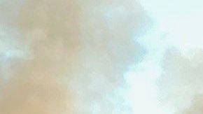 Tres vagones cisterna cayeron del puente, según la compañía.