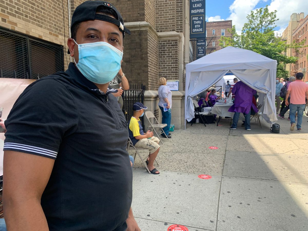El dominicano Carlos López se hizo la prueba del coronavirus en un lugar temporal que abrió la Ciudad en Tremont, El Bronx