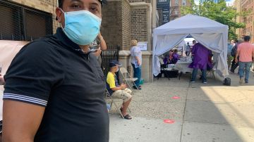 El dominicano Carlos López se hizo la prueba del coronavirus en un lugar temporal que abrió la Ciudad en Tremont, El Bronx