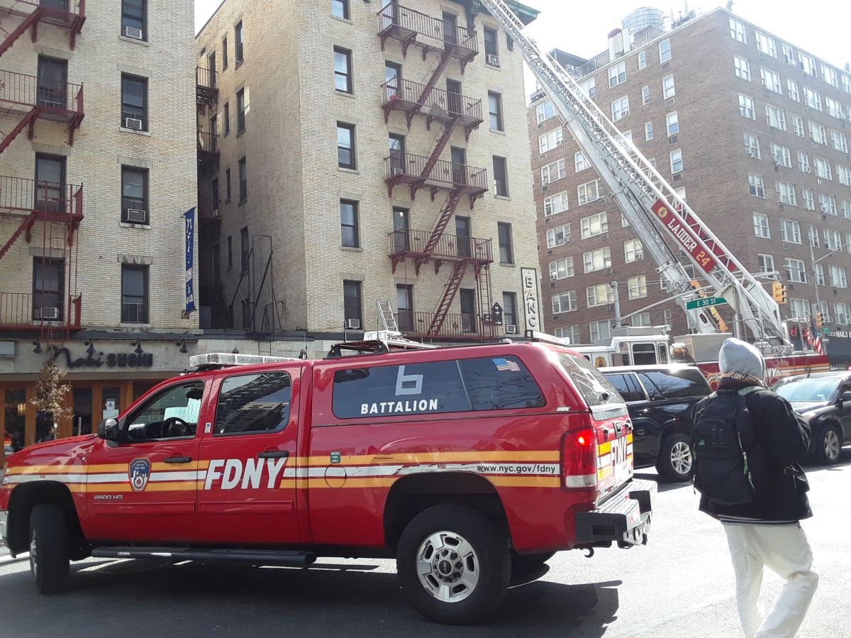 Video captured brave rescue starring an old man in New York