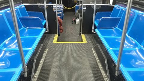 Buses vacíos en el pico de la pandemia