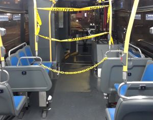 Escándalo en MTA por video de fiesta salvaje sin mascarillas a bordo de un bus en Queens