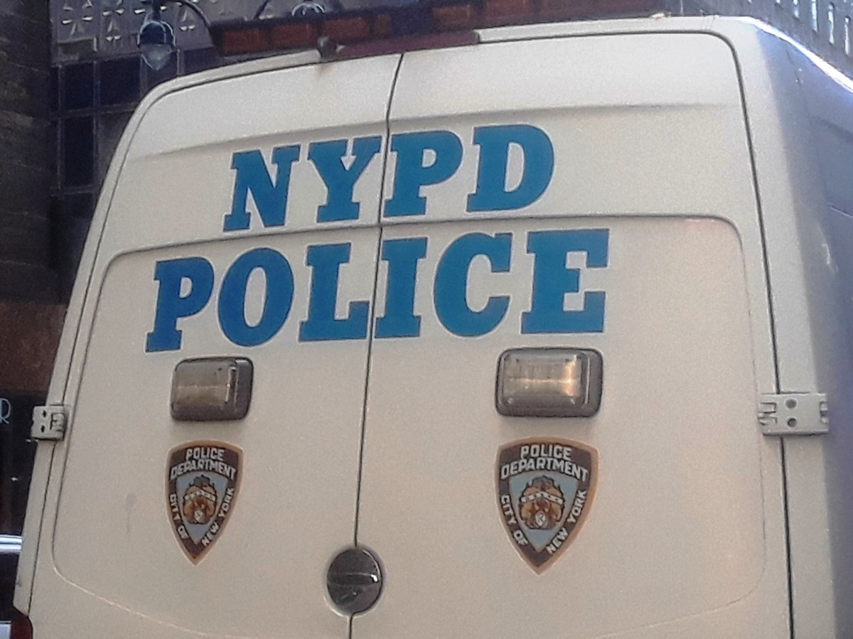 Balas y puñaladas afuera de pizzería en Nueva York a plena luz; adolescente herido y arrestado tras homicidio