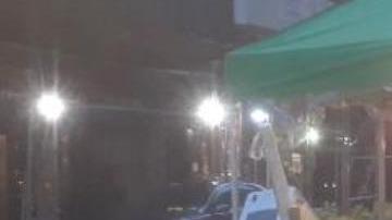 Basura y mesas de restaurantes comparten las calles