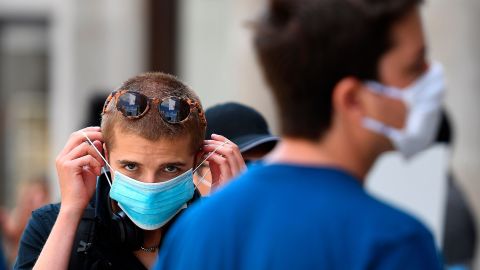 No parece que la mutación del virus haga cambiar su virulencia.