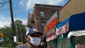 El mexicano Santiago García, de 66 años, opina sobre ley que permite compras online