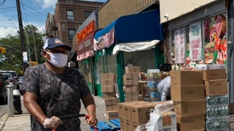 El mexicano Santiago García, de 66 años, opina sobre ley que permite compras online