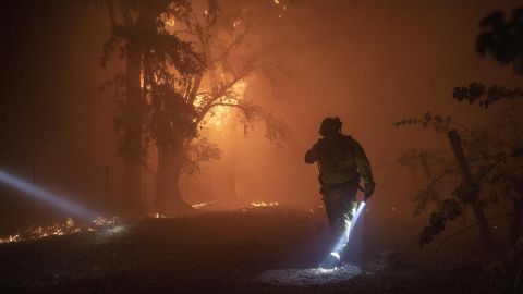 Los incendios crecieron en California durante el fin de semana.