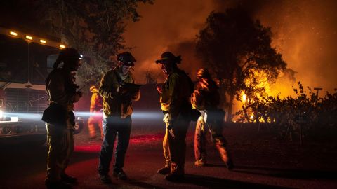 El fuego se habría originado muy cerca de un equipo eléctrico de PG&E.