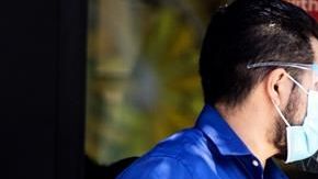 Un mesero sirve a clientes en un restaurante de Pasadena. Eso podría cambiar pronto.