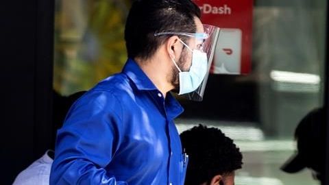 Un mesero sirve a clientes en un restaurante de Pasadena. Eso podría cambiar pronto.