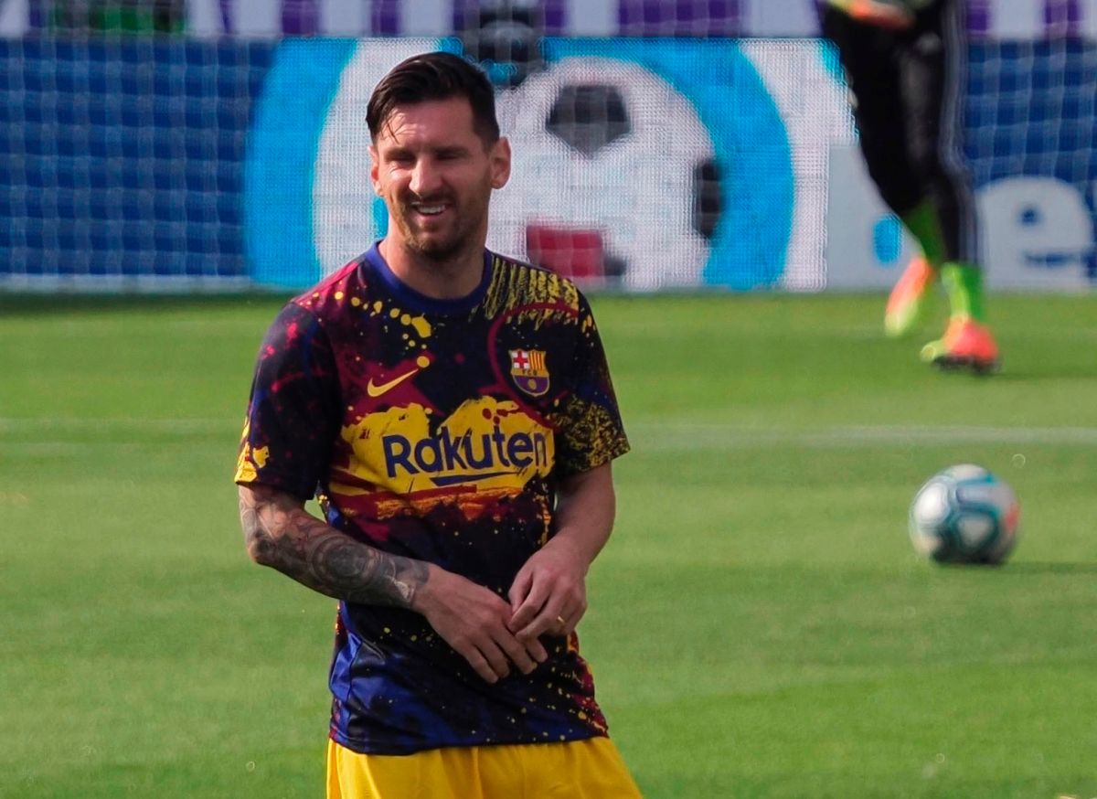 Lionel Messi aparece en primer plano en la foto oficial con la nueva armadura.
