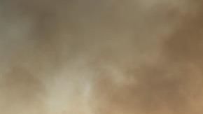 Un grupo de vecinos observa incendio en la localidad de Cualedro, en España.