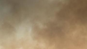 Un grupo de vecinos observa incendio en la localidad de Cualedro, en España.