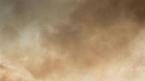 Un grupo de vecinos observa incendio en la localidad de Cualedro, en España.