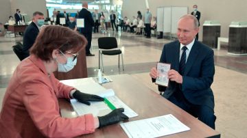 Putin al votar el plebiscito.