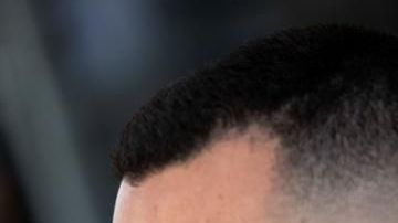 Cliente de una peluquería instalada en un estacionamiento en L.A.