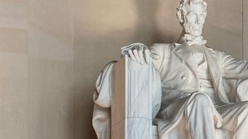 AMLO entregó una ofrenda florar en el monumento a Lincoln