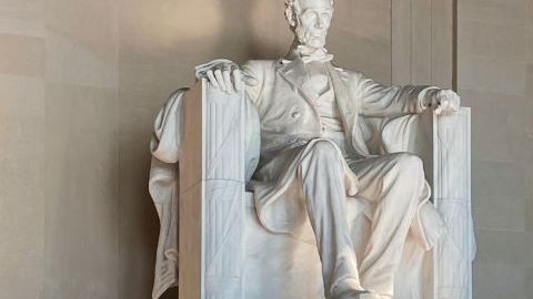 AMLO entregó una ofrenda florar en el monumento a Lincoln