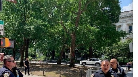 Esta imagen del miércoles muestra el área tras ser tomada por la Policía, y el 30 de junio cuando estaba en pleno apogeo el campamento.