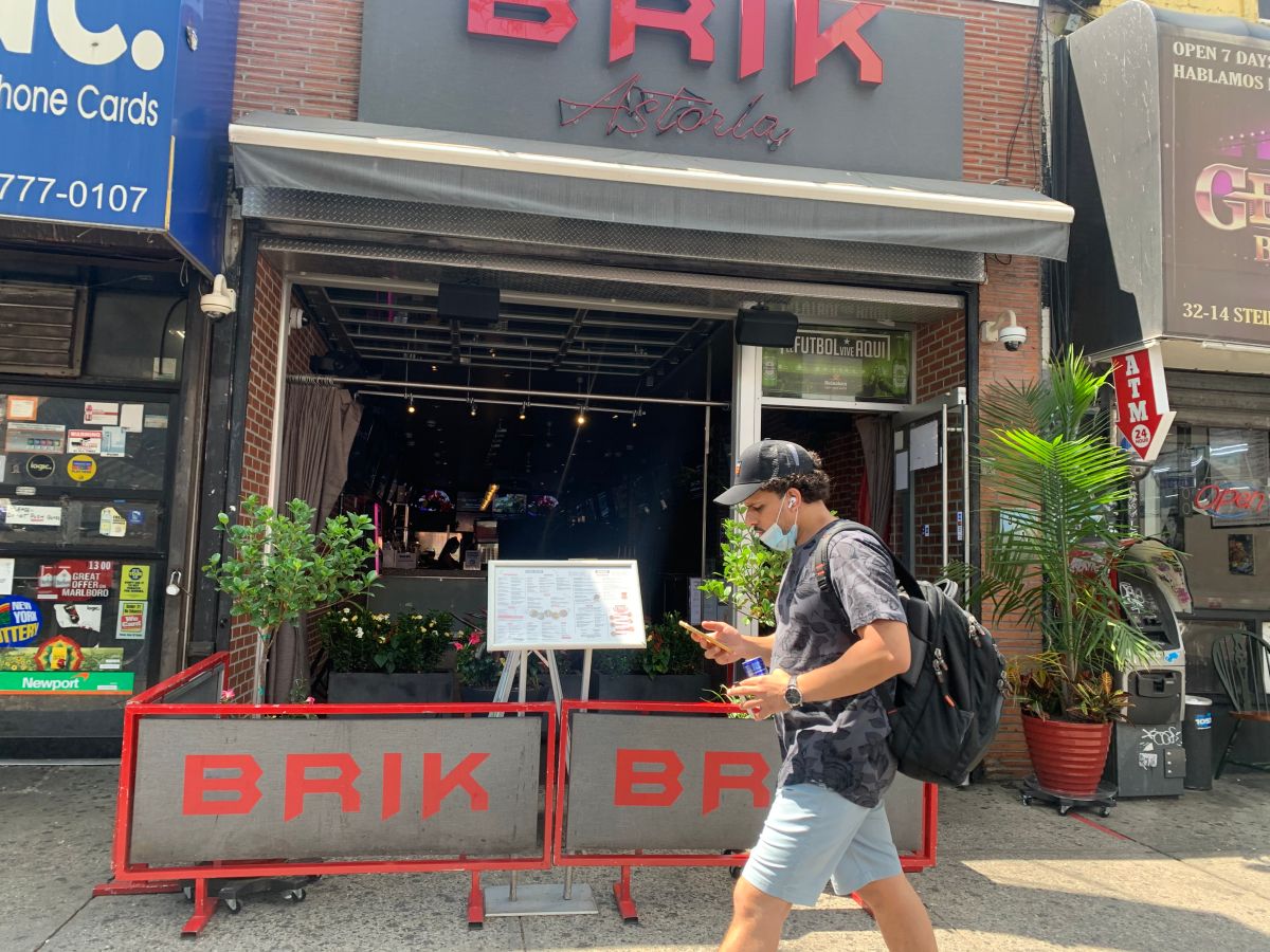 El bar Brik de Astoria fue sancionado por la aglomeración registrada el fin de semana fuera de este local. 