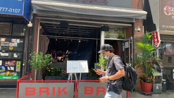 El bar Brik de Astoria fue sancionado por la aglomeración registrada el fin de semana fuera de este local.