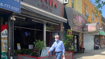 Dos restaurantes de la calle Steinway en Astoria, ya perdieron sus licencias del Estado para poder vender alcohol.