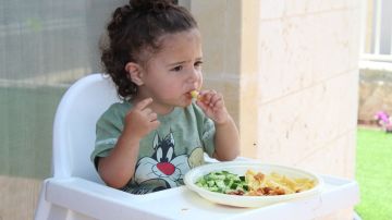 La UNICEF señala que la cantidad mínima de carne que el bebé necesita es una cucharada colmada entre los 6 y los 9 meses.