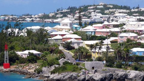 La isla de Bermuda está a dos horas de vuelo de NY.