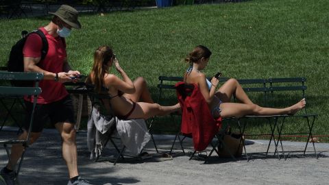Las temperaturas en NYC seguirán por encima de los 90° hasta por lo menos el miércoles.