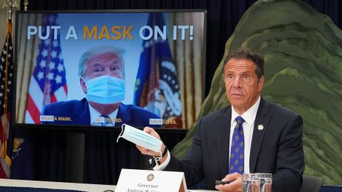 El gobernador Cuomo le insiste a los neoyorquinos a usar máscaras para evitar más contagios.