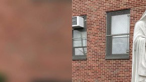 La estatua fue atacada con aerosol negro