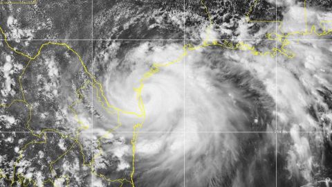 El borde occidental de Hanna trajo condiciones de huracán al sur de Texas.