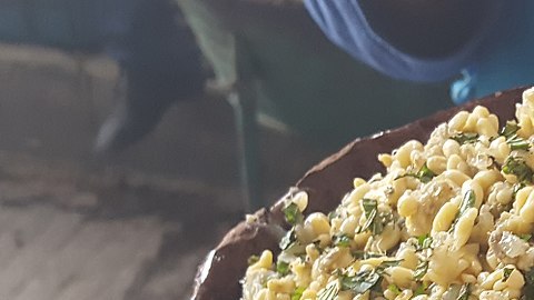 Cazuela de barro con escamoles (huevos de hormiga), preparados con hojas de menta. Santiago de Anaya, Hidalgo. México.