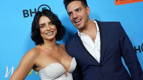 Aislinn Derbez junto a su hermano Vadhir Derbez.