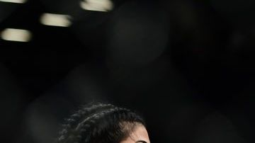 Rachael Ostovich lanzando una patada a Paige VanZant.