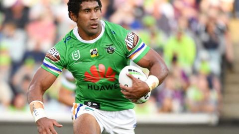 Soliola en un partido con Canberra Raiders.