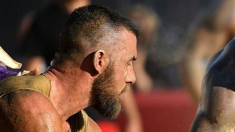 Un partido de calcio storico, uno de los deportes más violentos del mundo.