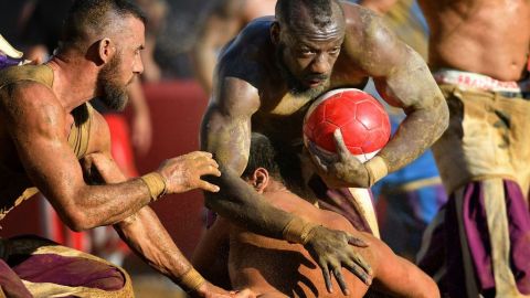 Un partido de calcio storico, uno de los deportes más violentos del mundo.