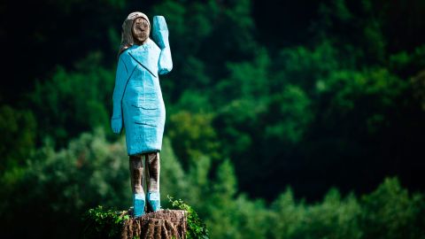 La obra se erigió hace un año cerca del lugar de nacimiento de la primera dama.