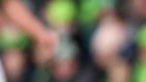 Sia Soliola siendo tacleado en un partido.