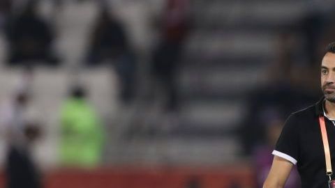 Xavi Hernández dirigiendo un partido del Al Sadd.