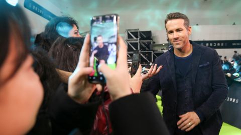 Ryan Reynolds ofrece $5,000 dólares para encontrar un oso de peluche que reproduce un mensaje de una madre antes de morir