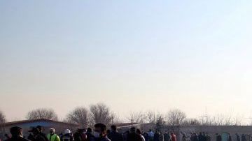 El impacto del primer misil contra el avión causó un incendio en la aeronave.