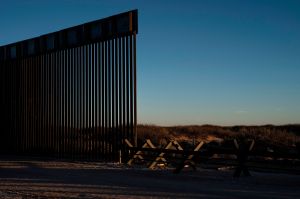 Caída de muro fronterizo mató a una mujer mexicana en Nuevo México. Buscan a familiares