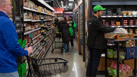 Amazon tiene un nuevo carrito inteligente para hacer compras que evitan el área de cajas