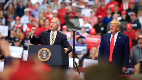 Thom Tillis en un evento con Trump en marzo.