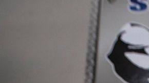 Un hombre haciendo ejercicio en un gimnasio con mascarilla.