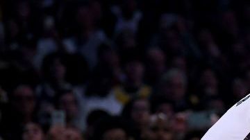 LeBron James superando a Wilson Chandler.